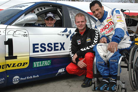 Casper Elgaard (i bilen) udfordres af Jan Magnussen og Jason Watt (t.h.). (Foto: Torsten Palrum)